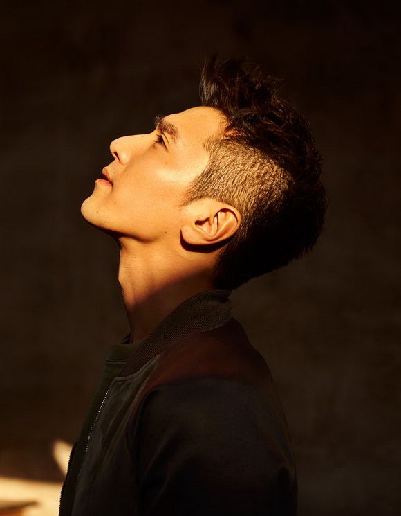 趙又廷時尚大片，玩轉(zhuǎn)光影變都市精英暖男