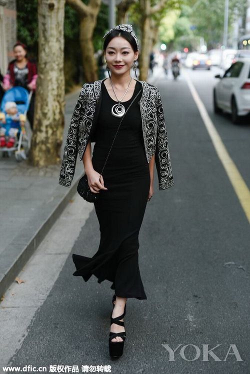 國(guó)潮盛行請(qǐng)跟風(fēng) 上海時(shí)裝周最會(huì)穿型人街